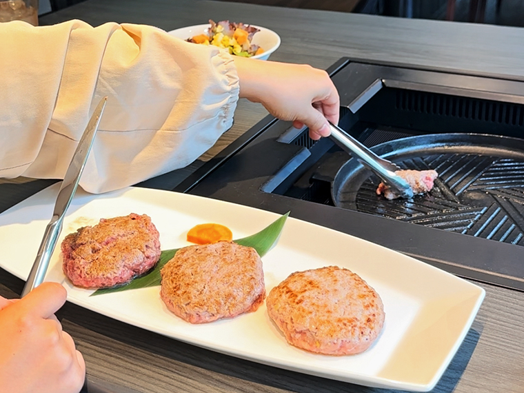 「おすすめAセット(ご飯・サラダ・みそ汁付き)」(1,760円)。ご飯とみそ汁はお替わり自由!