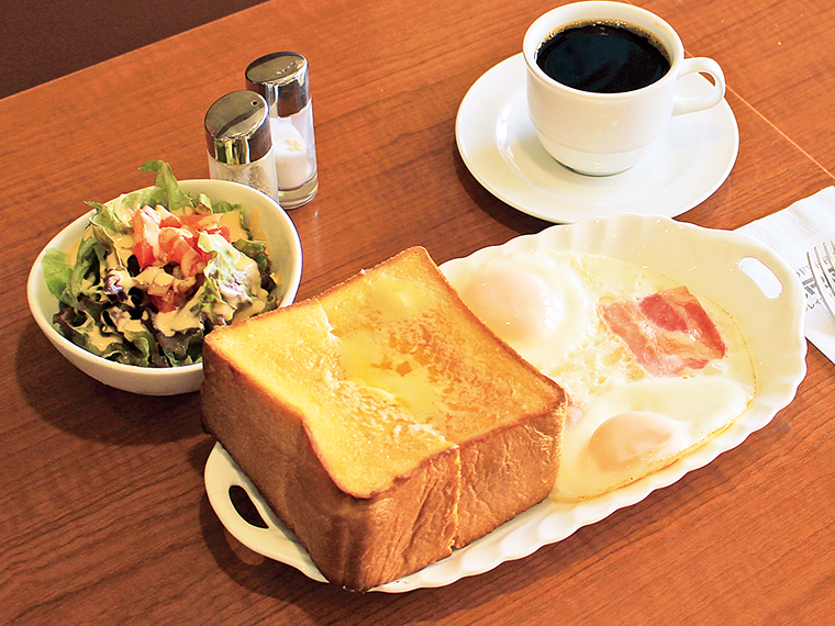 「モーニングセット(840円)」。カリッと焼かれた厚いトーストとコクのあるバターの相性は抜群!サラダ、ドリンク付き