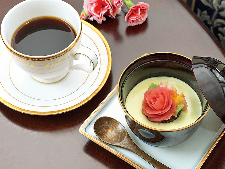 「あいづ浪漫セット」（1,100円）。季節の花絞りあんが彩りを添える抹茶プリンに、ドリンクが付く