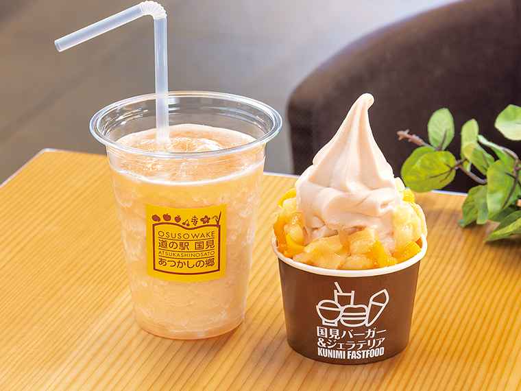 「桃いっぱいソフト」(450円)、「桃のスムージー」(420円)。使用する桃の品種は時期によって変わる