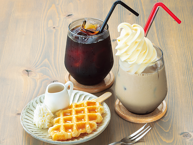 写真奥から「アイスコーヒー」(500円)、「アイスキャラメルラテソフトクリームのせ」(770円)、クロワッサン生地のワッフル「クロッフル」(330円)