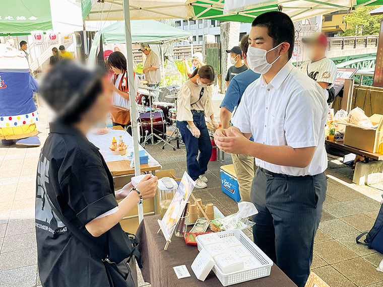 漢方薬販売の様子。イベント出店を通して、地域の方と関わる