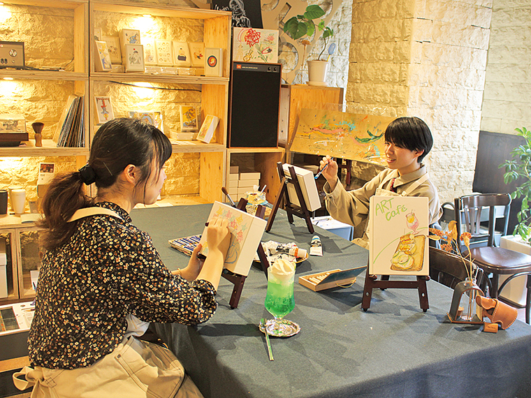 ドリンクを飲みながら箱に絵を描く「アートカフェ」（2,500円、ドリンク代別途）は終日予約なしで参加も可能。予約優先制