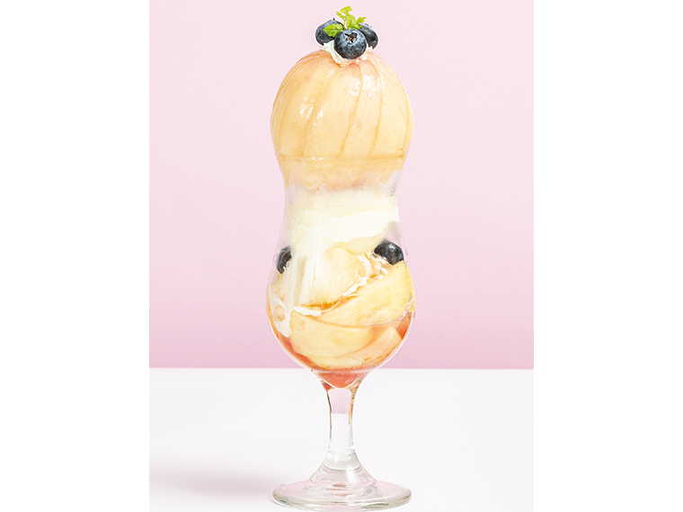 「まるごと桃パフェ」（1,400円・店内飲食税込1,540円）