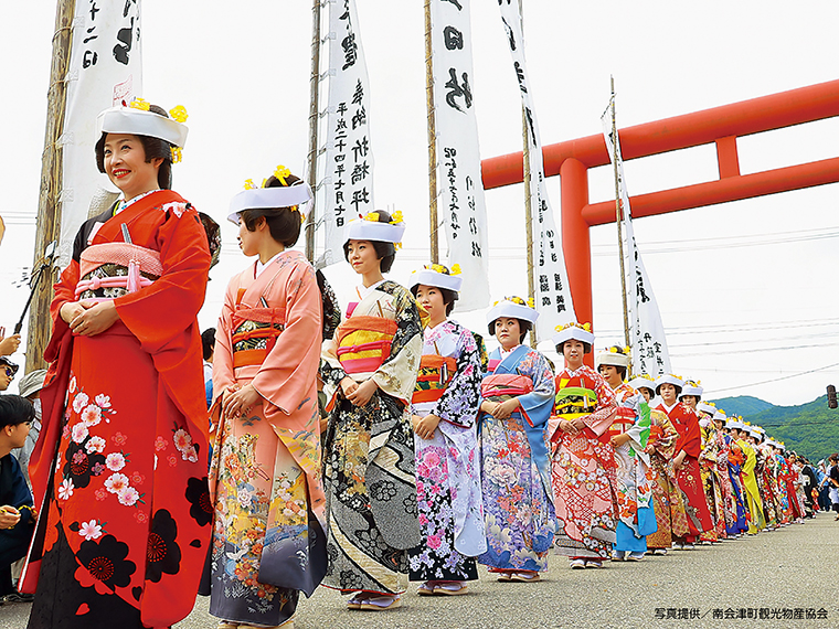 7月23日(火)に行われる神様へのお供え物を運ぶ「七行器行列」。艶やかな花嫁衣装をまとった女性たちが参加し、見物客でにぎわう