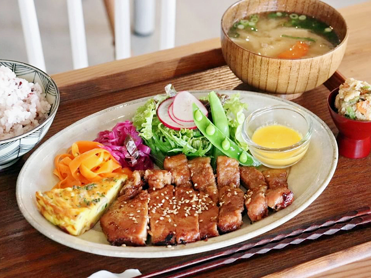 「麓山高原豚のしょうゆ麹焼き」。福島県産コシヒカリに黒米をブレンドしたご飯、みそ汁が付く