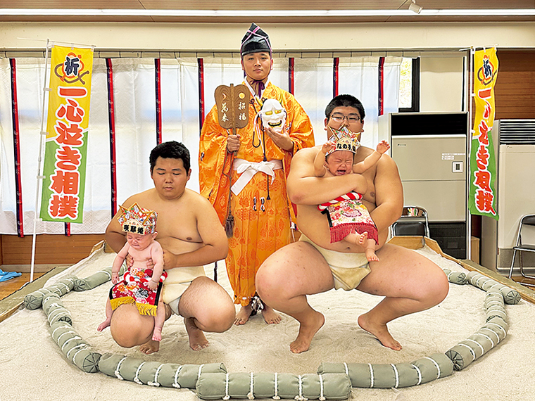 泣き相撲では成長祈願のご祈祷や記念手形も行う