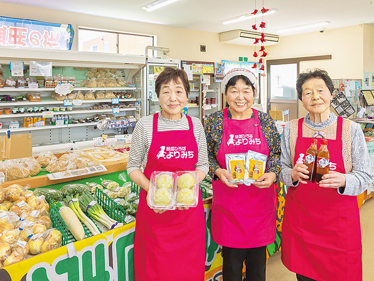 笑顔が素敵なスタッフの星さん、竹澤さん、岡田さん。季節の野菜や、ここにしかない商品を求めて、地元住民も多く訪れる