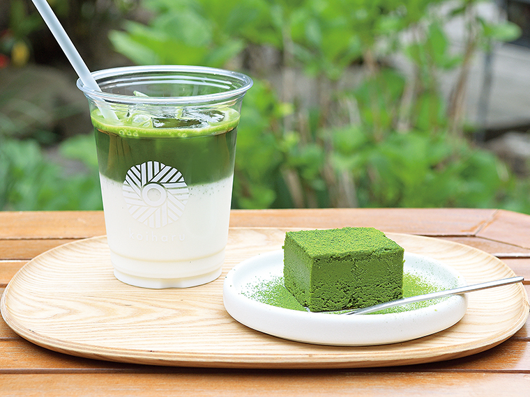 「抹茶ラテ」（580円）と「抹茶テリーヌ」（420円）。優しい甘さと爽やかな渋みのラテは、「酪王牛乳」を使用。抹茶テリーヌともベストマッチ