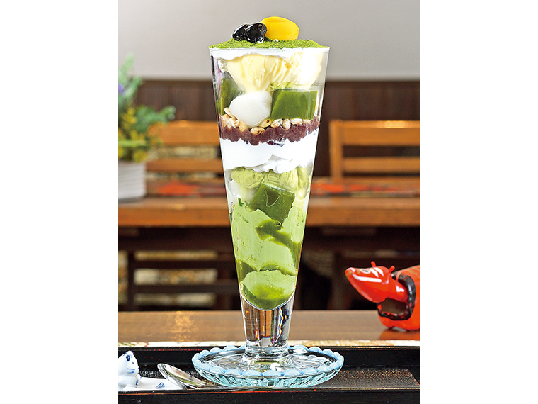 「抹茶パフェ」（1,000円）。多層に重なるアイス、ゼリー、プリンなど、異なる食感を抹茶風味でまとめた名物パフェ