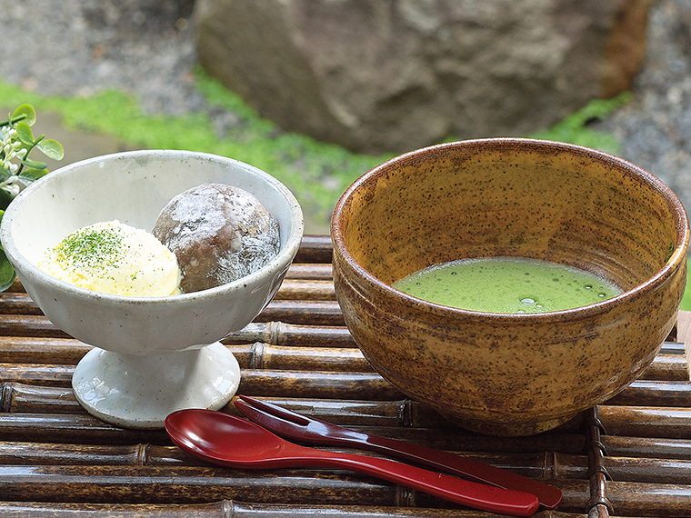 「会津ゆべし大福＆アイスと抹茶のセット」（1,000円）。黒糖としょう油の甘じょっぱく柔らかいゆべし大福とアイスを抹茶で