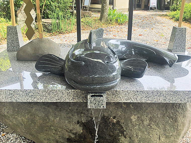 改装した手水舎。大鯰の口から自動で水が流れる