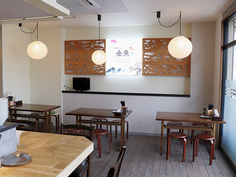 店内はカウンター9席、4人掛けテーブル3席を完備した広々空間