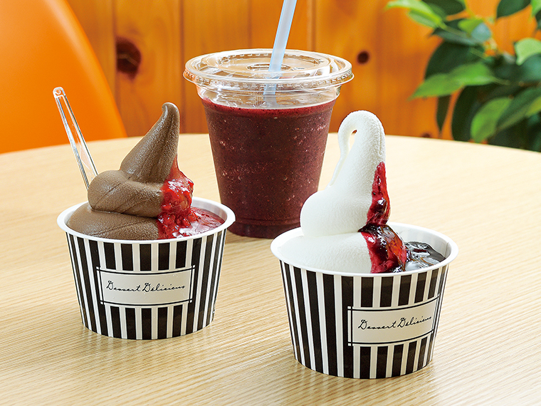 バニラ×ブルーベリー、チョコ×ラズベリーなどを選べる「ベリーズソフト」。奥は「ブルーベリージュース」(500円)