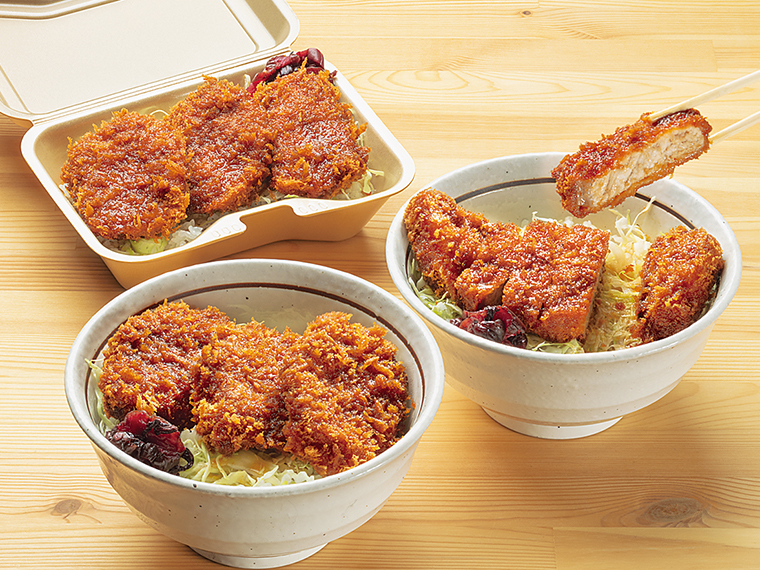 テイクアウトは弁当に、イートインは丼に盛り付け。手前の丼と奥の弁当が「ヒレ」(3枚・1,050円)、右が「ロース」(950円)