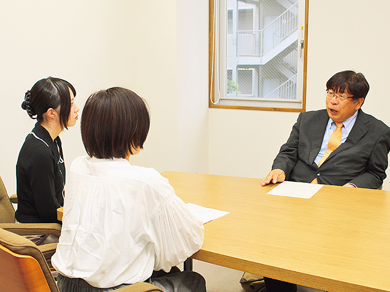 対談の様子。例え話を用いて、わかりやすく説明していただきました