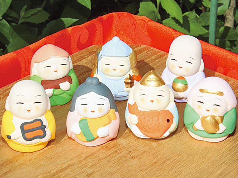 陶器製のかわいい七福神が入った開運おみくじガチャ