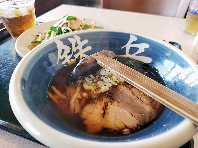 これじゃなきゃダメだというお客さん多数。会津本郷焼・酔月窯特注の丼
