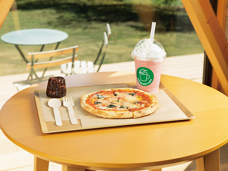 深緑に囲まれ、どこに座っても景色に癒やされる『Jadegreen cafe』。何を注文するか迷ったらぜひ一度頼みたい、人気の「マルゲリータピザ」(1,200円)、「カヌレ」(300円)、「いちごセーキ」(720円)