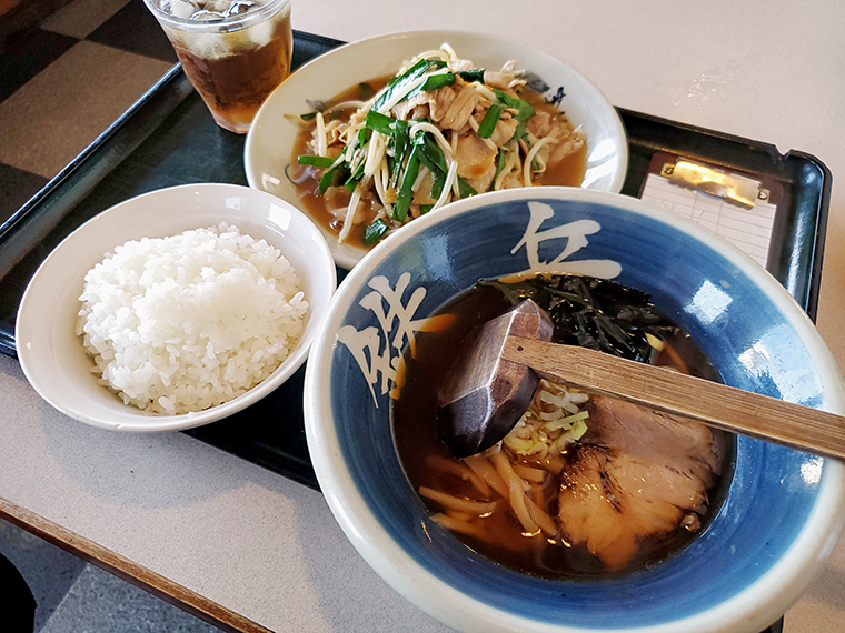 「肉ニラ炒め定食」、これで950円ってホントですか!