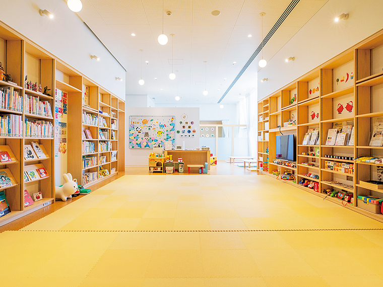 「子育て支援センター」では、うたあそびや読み聞かせなどの親子イベントも開催する