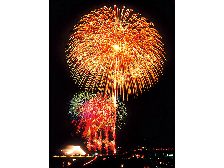 色とりどりの花火が次々と打ち上がり須賀川の夜空を明るく照らす