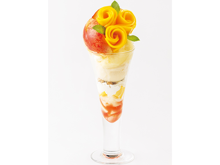 「桃とマンゴーのパフェ」（1,900円・店内飲食税込2,090円）