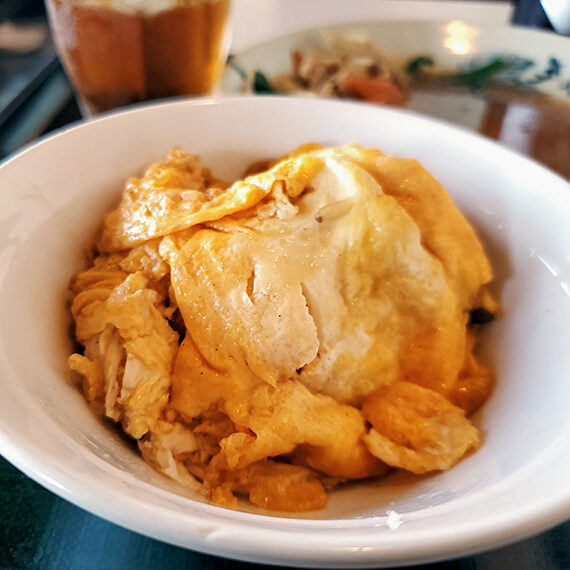 肉ニラダレが染み染みの和風オムライスを自作