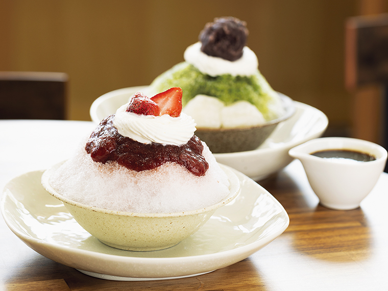 「ケーキみたいなかき氷 いちご」（880円）。イチゴを煮詰めた濃厚ソースは底にもあり、果実の酸味と甘みで食べ飽きない