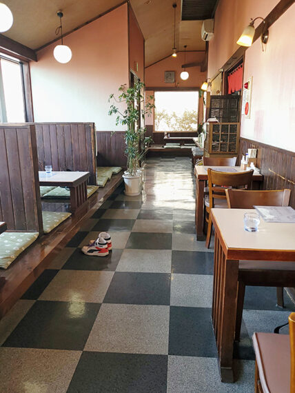 縦長の店内はさしずめ満腹行きの屋形船
