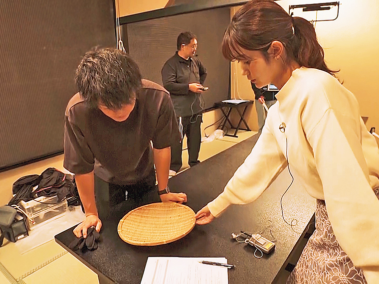中継の際はいつも笑顔で頼れるアニキ・カメラマンの佐藤さん。撮影のプロとして、良い見せ方を一緒に考え、提案してくれます