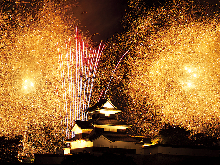 小峰城を背景に打ち上がる花火は圧巻だ