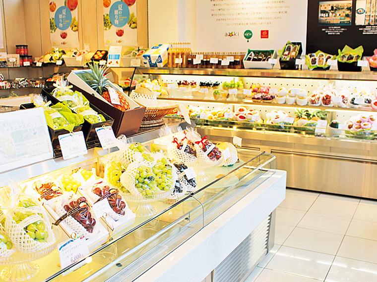 果物専門店「フルーツショップ青木 本店」。自宅用に、贈答用に、季節の果物を購入しよう