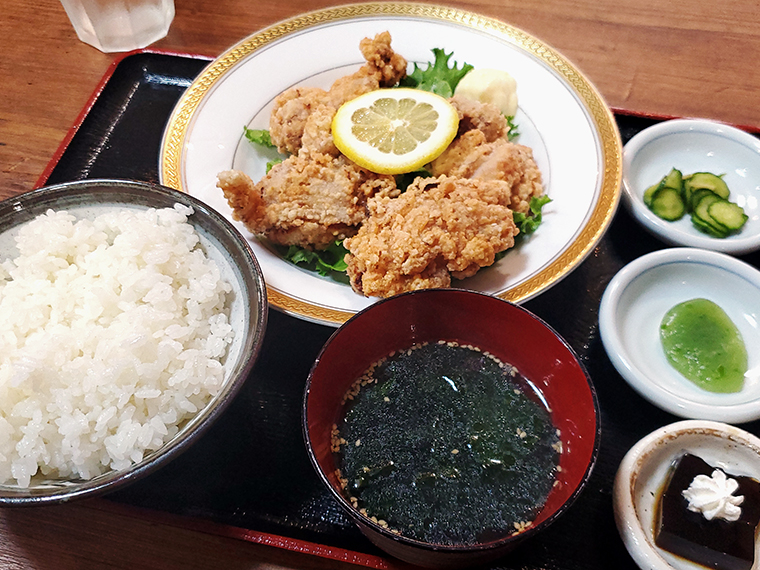 以前来店時に注文した、クリスピーで食べ応えのある「からあげ定食」(1,000円)