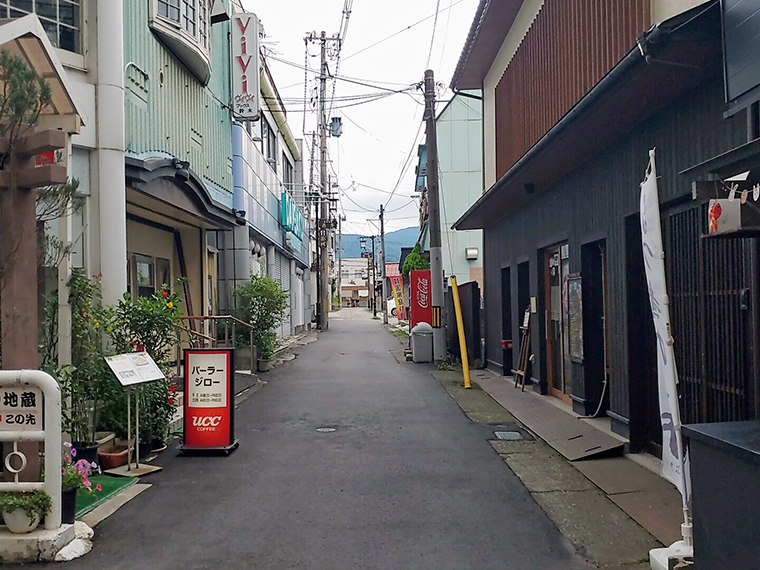 個性的なお店が多い印象の花小路通り