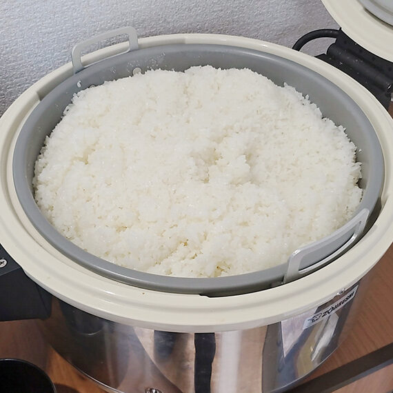 アコーディオン奏者が蛇腹を開くように大胆に開閉