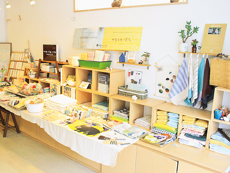 店内には、オリジナルブランド「wa・ta・ya」の商品の他、店主がセレクトした商品が並ぶ