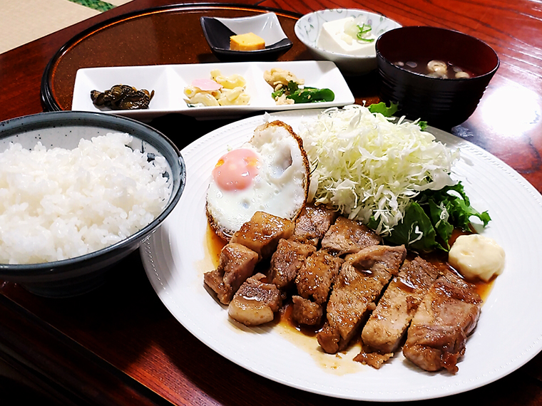 まるで弾力のある鍵盤。カリッと揚げ焼きされた目玉焼きもうれしい
