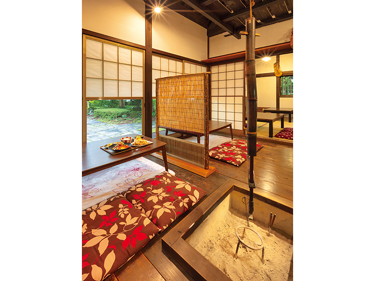 落ち着いた日本家屋の魅力を存分に感じられる店内。深い軒の効果で涼しく過ごせる