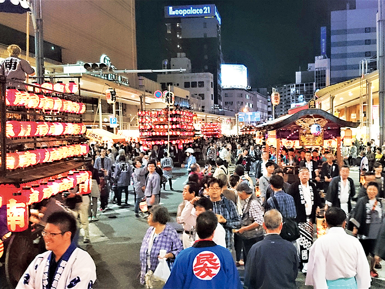 提灯で飾られた山車が、八幡ばやしを奏でながら巡行する姿は迫力満点！
