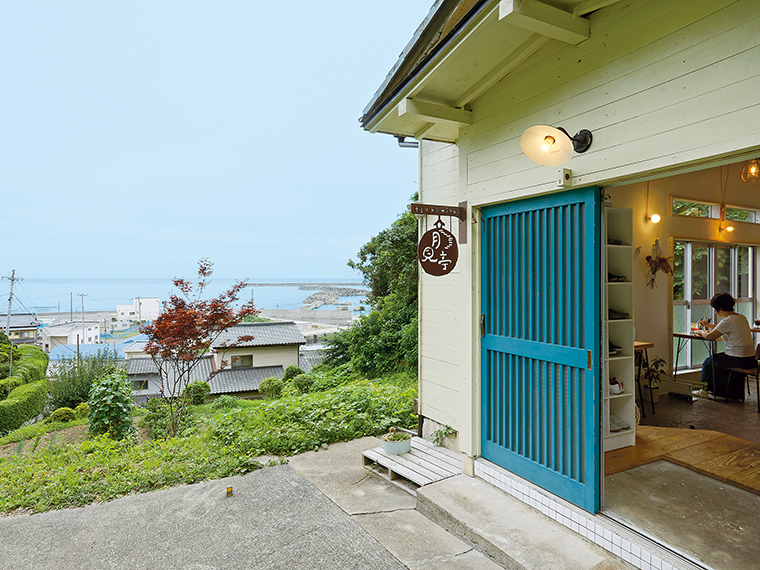 月見亭はDIY教室を開催しながら修復。白を基調とした店内の大きな窓からは、中之作の海が一望できる