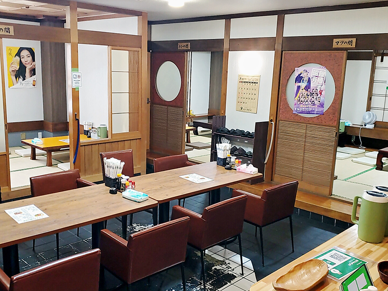 開放感溢れる店内は、おひとり様でも団体でも受け入れ可能
