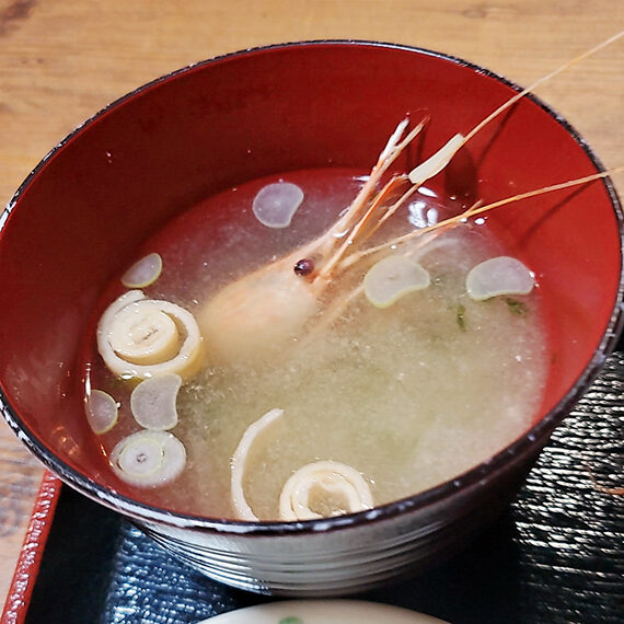お椀から海老がウエルカムと言ってくれた気がしました