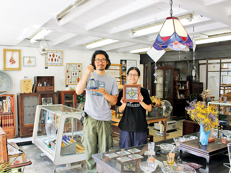 4代目店主の三保谷泰輔さんと奥様の未柚さん。昭和ガラスを使ったランプ(28,600円)やコースター(1,430円)などが並ぶ