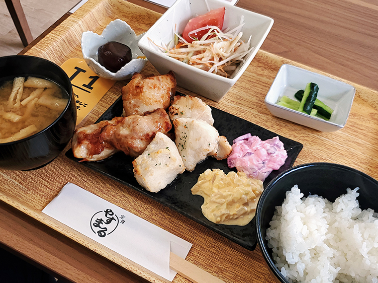 「からあげ定食」(900円)。たくあんの黄色と柴漬けのピンク。ダブルタルタルの贅沢仕様