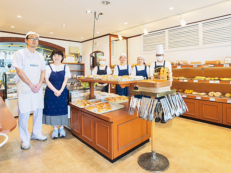 どこか懐かしくてほっとする店内で迎えてくれるのは、左から店主の吉田さん、奥様の和子さん、スタッフの皆さん