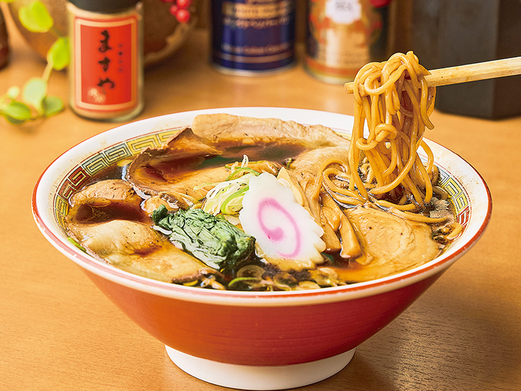 昔ながらの中華そばを再現した、『ますや本店』のラーメン「伝」(800円)。キレのある醤油と奥深い味わいを楽しめる。この他、煮干しを使った「元」 (800円)、豚骨ベースの濃厚な「新」(850円)がある