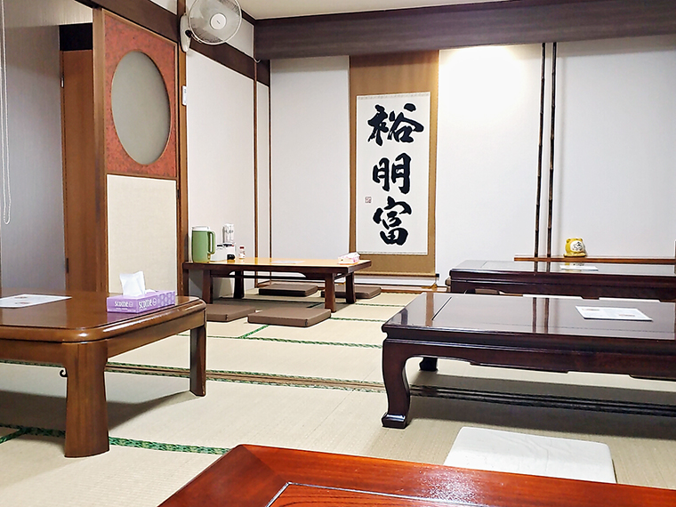 掛け軸には、屋号とオーナー夫妻の名前から1文字ずつ