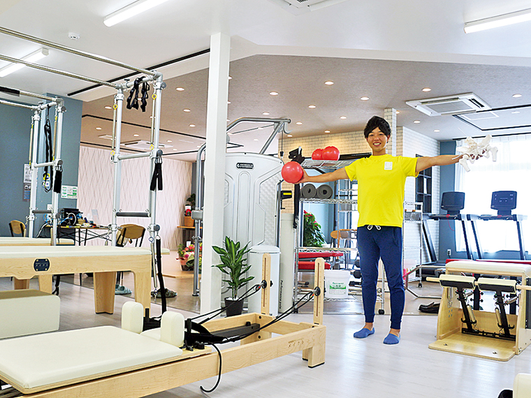 トレーナーの尾形さん。ヨガやピラティスのプログラムも予定