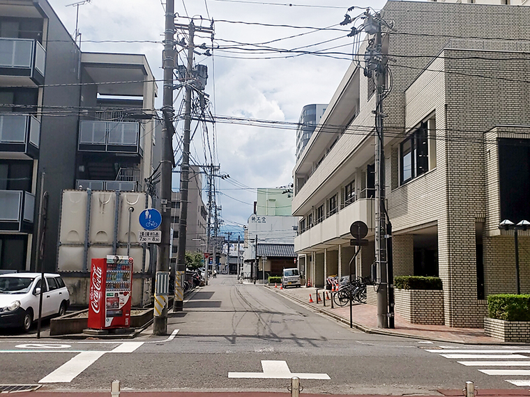 福島県庁の西庁舎入り口から187歩。息継ぎなしでも辿り着ける距離。